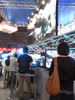 TGS 2010ϤȤˤǫ˺ꤳǤTPSVANQUISHפTGSСץ쥤θǤȤϰۤʤ2ơαФϡʹɤˤۤɤ