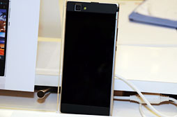 #033Υͥ/ɥ⡤Xperia Zפ2MEDIASʤ2013ǯեǥ륹ޡȥե֥åȤȯɽܥǥäȻȤäƤߤ 