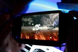 E3 2012PSVitaSOUL SACRIFICEפE3˽ŸȤˤϼʬ̿鵾ˤˡġɤʥե󥿥θƤ